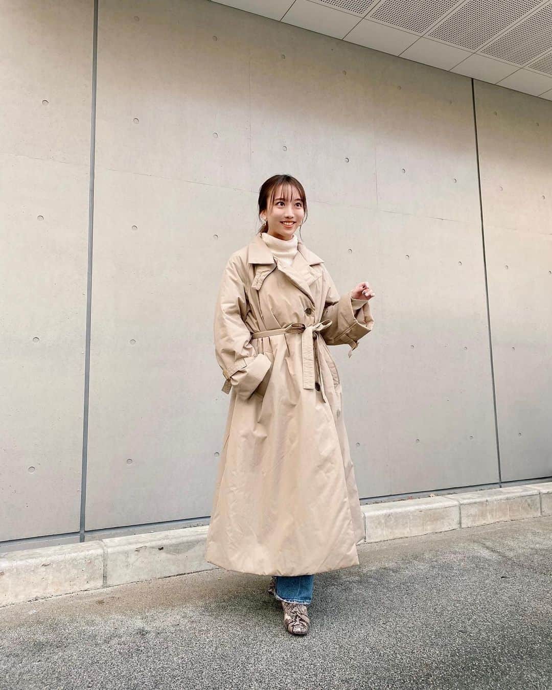 大野真昂のインスタグラム：「☺︎  久しぶりの私服投稿🥲♡  最近買ったお気に入りのアウター🧥  トレンチなんだけど中綿コートになってて 軽いし見た目以上に暖かい☺️👌🏻  冬でもトレンチ着れるのは嬉しい〜🤎  #snidel #スナイデル #トレンチコート #アウター」