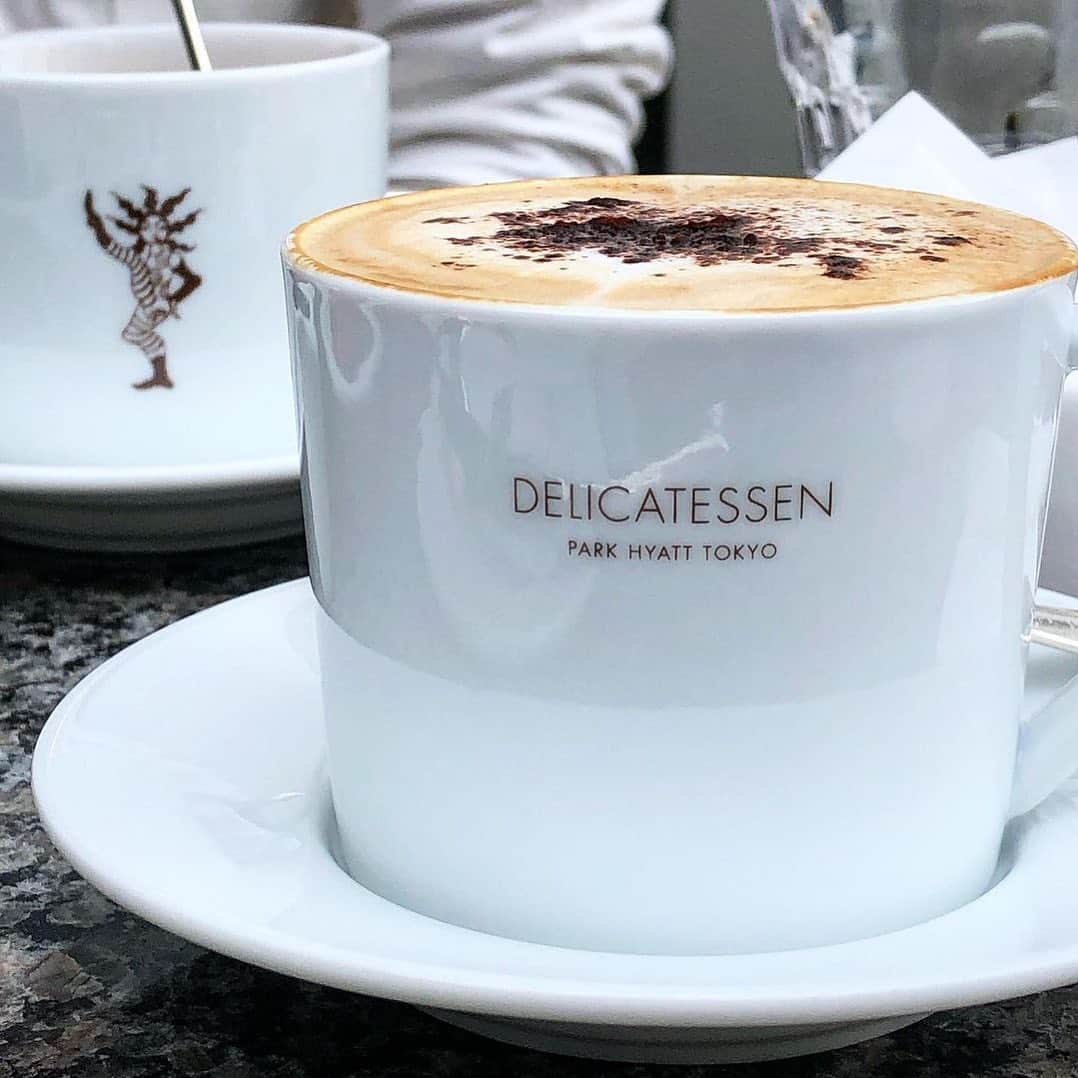 のインスタグラム：「Enjoy your choice of hot drinks at Delicatessen on the weekend.   週末の気軽なひとときは、デリカテッセンで。温かなお飲み物とともにお待ちしています。  Share your own images with us by tagging @parkhyatttokyo  ————————————————————— #parkhyatttokyo#luxuryispersonal #delicatessen #deli #パークハイアット東京 #デリカテッセン #デリ」
