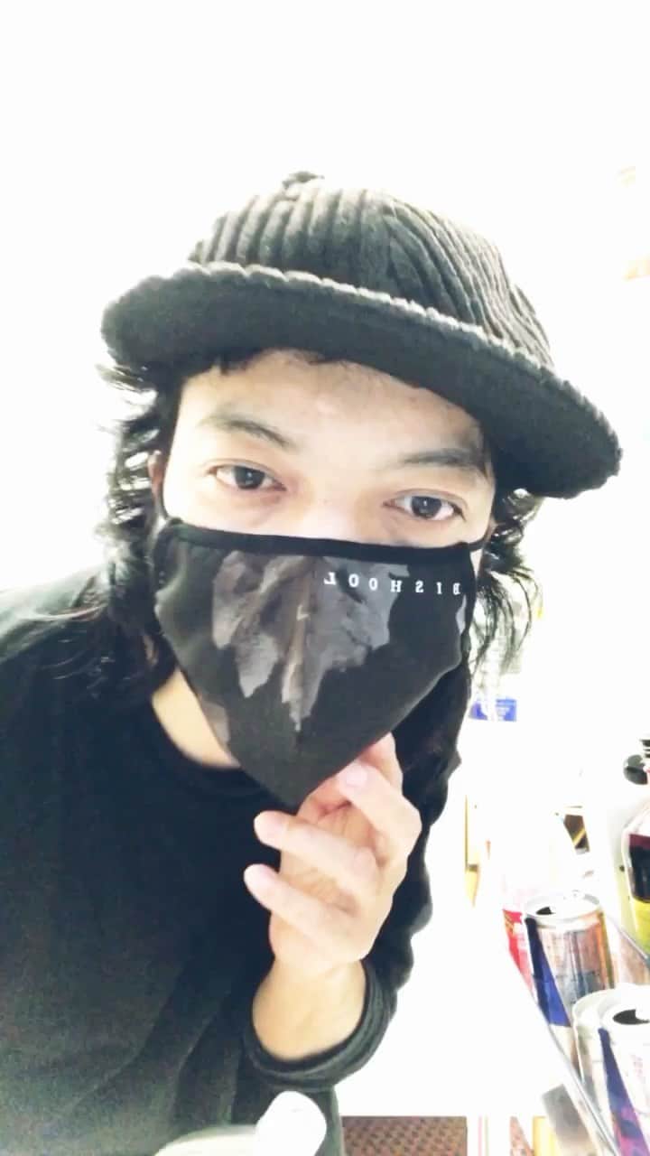 のインスタグラム：「#冷蔵庫レクション  #bishool のマスクはフィット感も素晴らしいのよ。  mask.. @bishool  cap.. @bluebooksco music.. @deadbundy_official / @djmotive.deadbundy   #トヲル #トヲルコーデ #streetsnap #streetstyle #fashionsnap #fashionista #wear #wearista #古着mix #ストリートファッション #ストリート系男子 #ストリートコーデ #ootd4nylonjp #bluebooksco #djmotive #deadbundy #冷蔵庫コレクション」