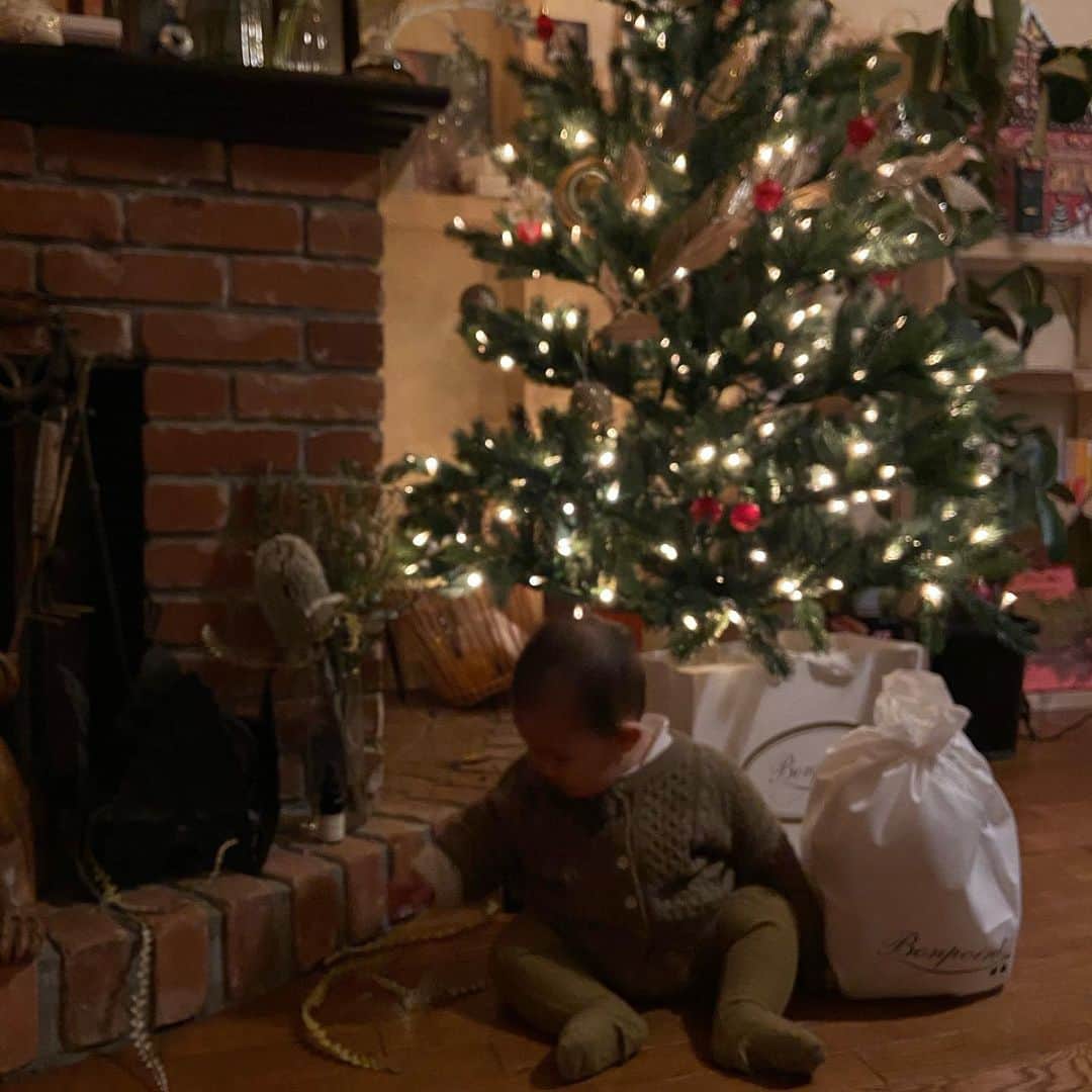 ラブリのインスタグラム：「娘がこの世界に生まれてきてくれて初めてのクリスマス🎄  日々娘が一人でできることが多くなってきて、小さなことでも毎日、毎朝オカンは感動してる。  クリスマスになるまでどんなことで喜びを体験させてあげれるだろうってすっごく考えた。  メリークリスマス。 目に見える美しさと、目に見えない美しさ、 両方見せてあげるね🎄」