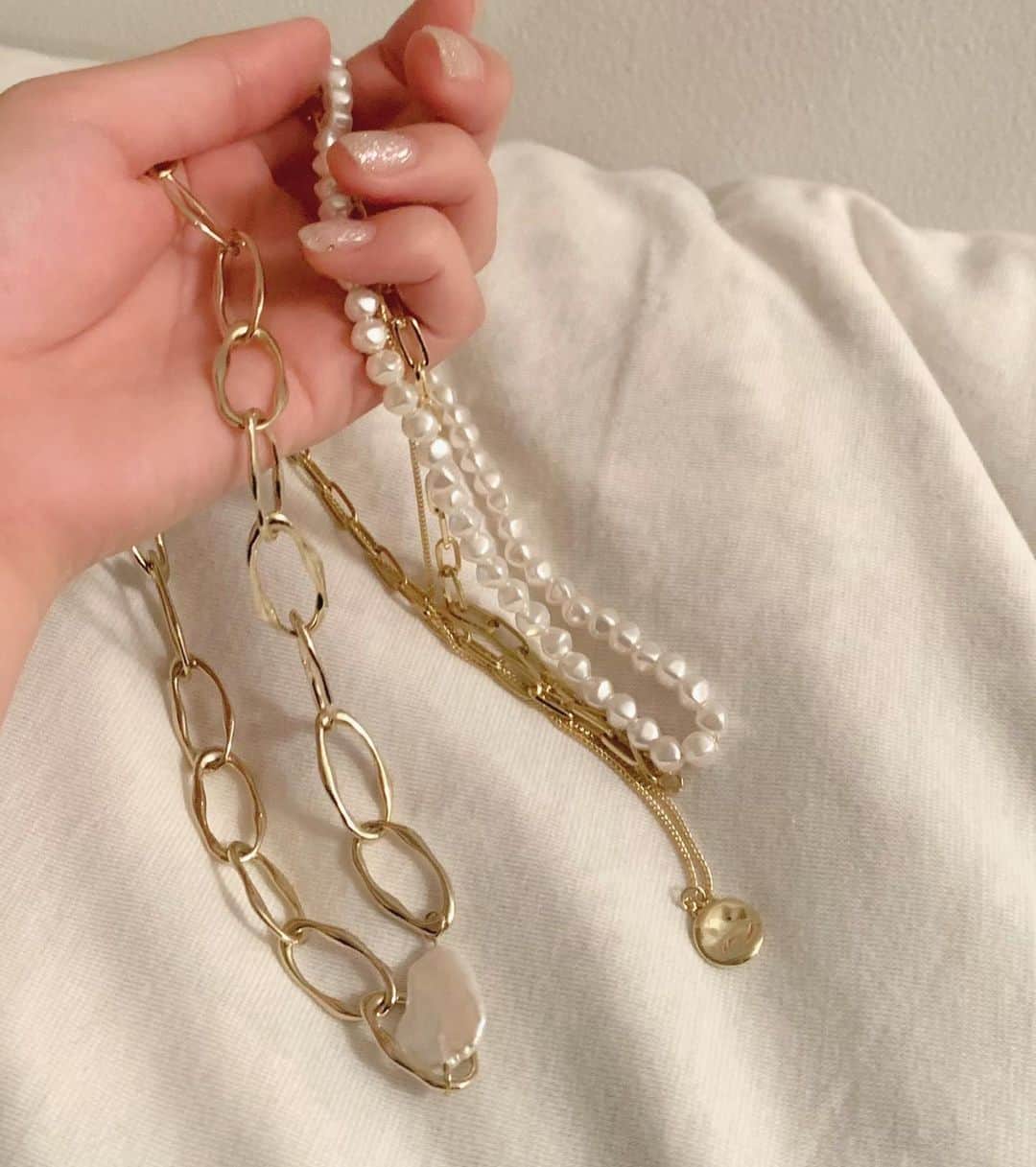 mina hinokuchiのインスタグラム：「. favorite necklace 🌙🌙 . . 今年もあと5日！ 2020年色んなことがあって、本当にあっという間の1年でした♪♪ 来年は、今年やってみたかった事や行きたかった所にも行ける年になるといいな〜❄️ . #whoswhochico #salonbychico #フーズフーチコ　#ネックレス　#necklace」