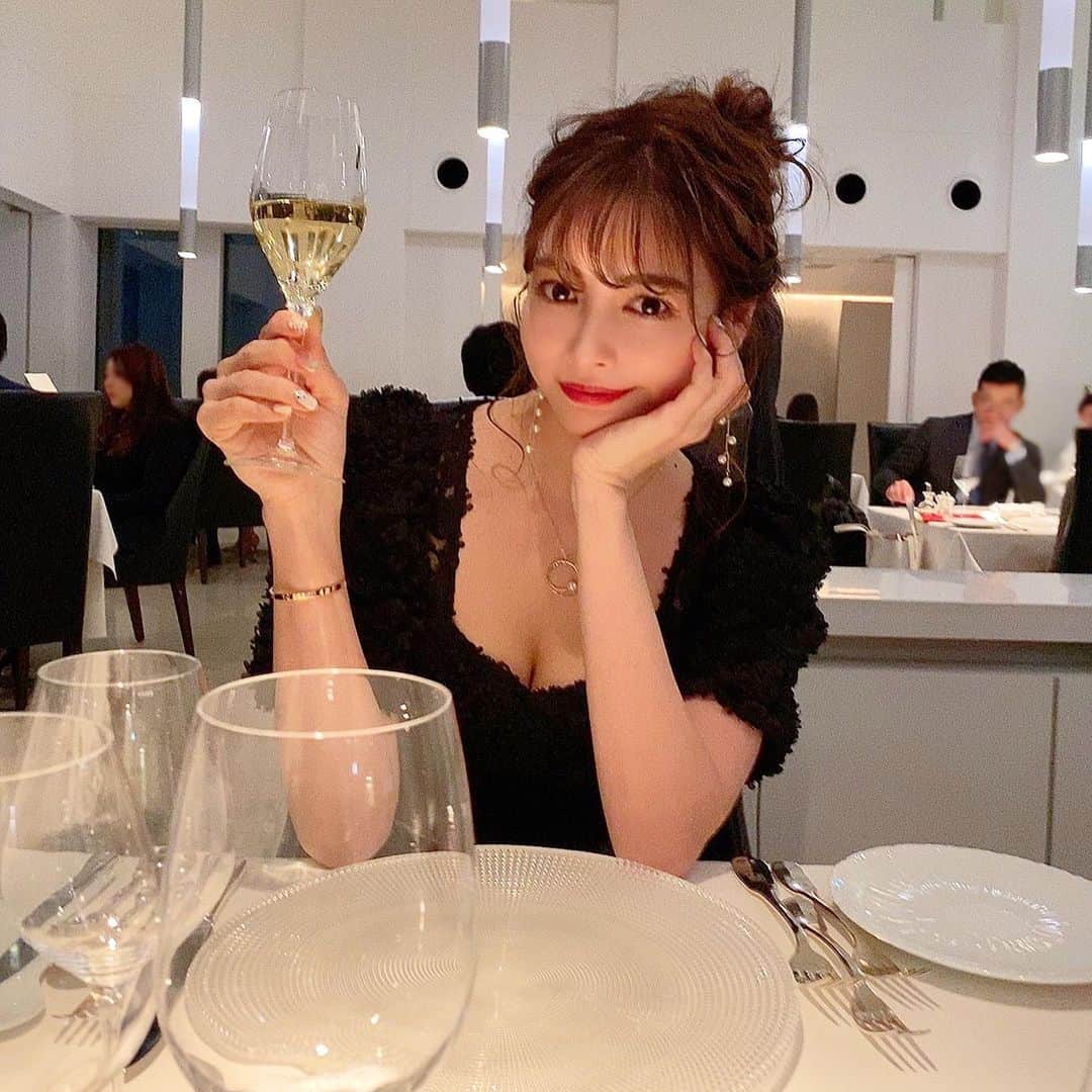 のインスタグラム：「2020年どんな一年だった？🥂🖤 ちょっと前の写真。載せてなかったやつ💭 #ティファニーで朝食を ・ ・ ・ ・ ・ ・ ・ ・ ・ ・ ・ ・ #ドレス#ドレスアップ#ディナー#お洒落#思い出#パーティー#夜ごはん#乾杯#シャンパン#女子会#デート#ブラックコーデ#イヤリング#飲み会#飲み#ヘアアレンジ#ヘアスタイル#お団子#クリスマス#クリスマスディナー#インスタ映え#カメラ女子#イタリアン#フレンチ#christmas#christmasdinner#dinner#champagne#hairarrange」