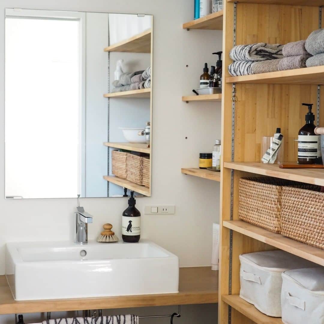 ムクリ［mukuri］さんのインスタグラム写真 - (ムクリ［mukuri］Instagram)「ポイントは見せると隠すの絶妙バランス。ごちゃつかない収納を意識した洗面室〜シンプルシックなおうちで快適に暮らす（mnmuehueさん）  どうしても生活感の出やすい洗面室。 スッキリさせたいけど意外と使うものも多く、 毎日使う場所なので使い勝手は良くしたいですよね。  1坪の洗面室に造作の可動棚を設置し、省スペースでも使いやすくなるように収納を整えているmaiさん。  ごちゃつきやすいものは隠す収納、 日々使うものは見せる収納に。 ここまでは意識している方もいるかと思います。  その中でも重要なポイントはバランス感。 隠しすぎても見せすぎても、 スッキリさと使い勝手の両方は成り立ちません。  maiさんの収納は、それぞれの収納方法の良い部分を切り取った上手な使い分けで、そのバランス感がいつも絶妙なんです。  配置の仕方や使っているアイテム選びにも、 そのコツや工夫が詰まっていて、 ディスプレイのような美しい収納は、 ずっと見ていたくなる、そんな収納です。  ぜひ、参考にしてみてくださいね！ @mnmuehue さんありがとうございました♩ （編集：maki）  ▶詳細はプロフィールのURLよりご覧ください プロフィールはこちらから @mukuri_official ・  #洗面 #洗面所収納 #洗面室 #整理収納 #整理整頓 #マイホーム #注文住宅 #myhome #新築 #造作洗面 #2階リビング #シンプルインテリア #北欧インテリア #無印良品 #マイホーム計画 #家づくり #犬のいる暮らし #犬バカ部 #すっきり暮らす #シンプルな暮らし #暮らしを整える #くらしの編集 #ムクリ」12月26日 21時11分 - mukuri_official