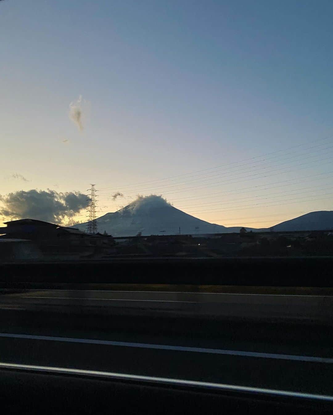 藤森マリナさんのインスタグラム写真 - (藤森マリナInstagram)「先週末の⛱✨ * * 魔法で10人くらい消したから 背景おかしくてごめん笑 ここにFUJI SPEEDWAYと かいてたらよかったんだけど 富士山の方は書いてるのかな？🏁 * * 西の人間からすると 富士山ってほんとレアな存在で だから気がついたら写真たくさん撮ってた😂 カメラロールの富士山全部載せたから スワイプしてみて👉🏻👉🏻 * * 前日に行った焼肉屋さんの プレート？が富士山のかたちしてて テンションあがってたから 翌日の三角チョコパイ見て これも富士山‼️静岡限定パッケージか‼️ と思ってテンションあがってたら これがノーマルらしい🤣🗻 #三角チョコパイ #はじめて食べた #富士山#日本の絶景 #富士山のある風景 * * * #麻布ワコーズedニルズngk#tcrjapan #富士#富士スピードウェイ#tcrseries #fujispeedway#rq#nilzzracing#racequeen#藤森マリナ#レースクイーン#麻布チェリーズ#炭火焼黒毛和牛麻布#岡山ディナー#牧野淳#mj8603#無臭宣言#アイケイシー#ikc鎌倉工房#nilzz#superformula」12月26日 21時14分 - maaarina0806