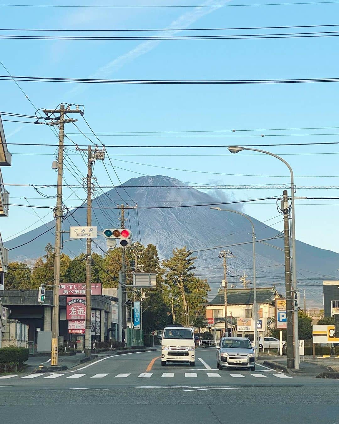 藤森マリナさんのインスタグラム写真 - (藤森マリナInstagram)「先週末の⛱✨ * * 魔法で10人くらい消したから 背景おかしくてごめん笑 ここにFUJI SPEEDWAYと かいてたらよかったんだけど 富士山の方は書いてるのかな？🏁 * * 西の人間からすると 富士山ってほんとレアな存在で だから気がついたら写真たくさん撮ってた😂 カメラロールの富士山全部載せたから スワイプしてみて👉🏻👉🏻 * * 前日に行った焼肉屋さんの プレート？が富士山のかたちしてて テンションあがってたから 翌日の三角チョコパイ見て これも富士山‼️静岡限定パッケージか‼️ と思ってテンションあがってたら これがノーマルらしい🤣🗻 #三角チョコパイ #はじめて食べた #富士山#日本の絶景 #富士山のある風景 * * * #麻布ワコーズedニルズngk#tcrjapan #富士#富士スピードウェイ#tcrseries #fujispeedway#rq#nilzzracing#racequeen#藤森マリナ#レースクイーン#麻布チェリーズ#炭火焼黒毛和牛麻布#岡山ディナー#牧野淳#mj8603#無臭宣言#アイケイシー#ikc鎌倉工房#nilzz#superformula」12月26日 21時14分 - maaarina0806
