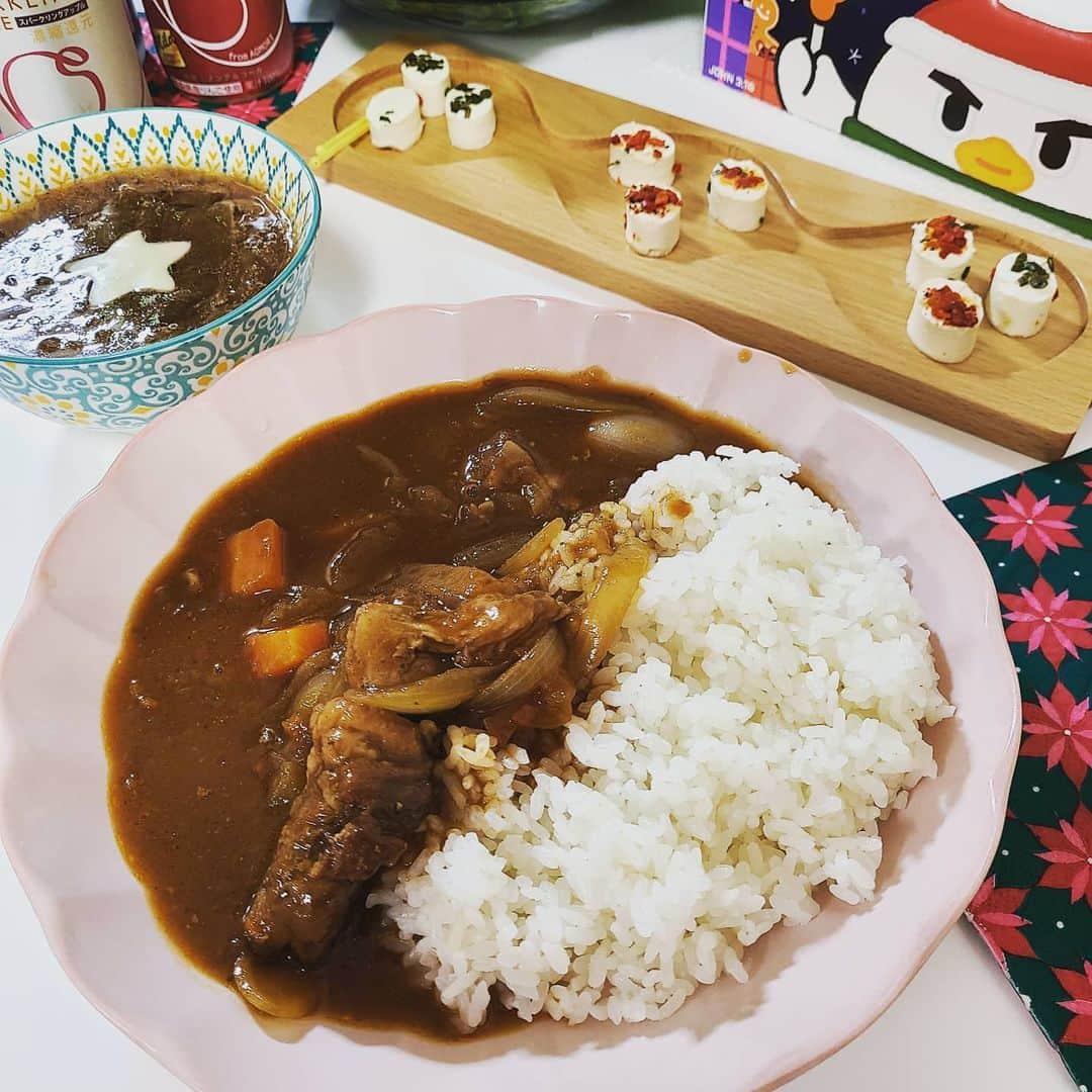 三宅裕子さんのインスタグラム写真 - (三宅裕子Instagram)「#おうちクリスマス dinner ♡  今年は娘のリクエストで #ミスターチキン の #ヤンニョムチキン  にしました。 甘辛くてすごーく美味しいの😊  娘と一緒につくりました🍳 ↓↓↓ ❁ビーフシチュー ❁リース風サラダ➕マッシュポテト ❁オニオンスープ ❁温野菜サラダ ❁フルーツ🍓🍍  #クリスマスケーキ は #ポケモンコラボ の #サーティワン 🍨 あとは娘がチョコパイをデコしたすみっコぐらしチョコパイも。  サンタさんトナカイには ダッフィー のお菓子にしたよ🎄  あとは #amazonプライムビデオ で映画みたり🥰 とっても楽しいクリスマスでした♡  #christmasdinner #おうちごはん #ある日のごはん #family #ママモデル #小学生ママ」12月26日 21時15分 - yuko_miyake