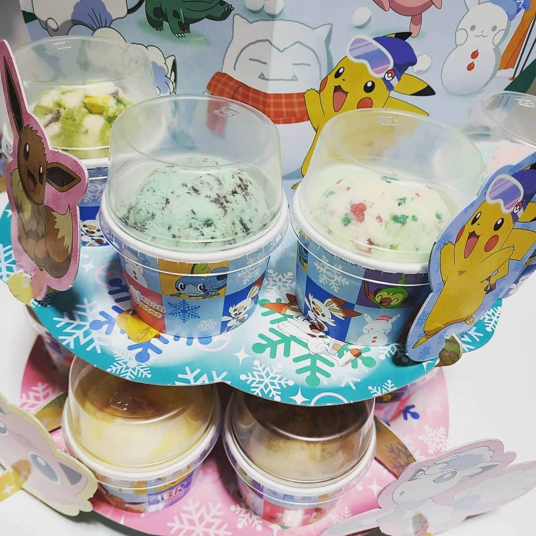 三宅裕子さんのインスタグラム写真 - (三宅裕子Instagram)「#おうちクリスマス dinner ♡  今年は娘のリクエストで #ミスターチキン の #ヤンニョムチキン  にしました。 甘辛くてすごーく美味しいの😊  娘と一緒につくりました🍳 ↓↓↓ ❁ビーフシチュー ❁リース風サラダ➕マッシュポテト ❁オニオンスープ ❁温野菜サラダ ❁フルーツ🍓🍍  #クリスマスケーキ は #ポケモンコラボ の #サーティワン 🍨 あとは娘がチョコパイをデコしたすみっコぐらしチョコパイも。  サンタさんトナカイには ダッフィー のお菓子にしたよ🎄  あとは #amazonプライムビデオ で映画みたり🥰 とっても楽しいクリスマスでした♡  #christmasdinner #おうちごはん #ある日のごはん #family #ママモデル #小学生ママ」12月26日 21時15分 - yuko_miyake