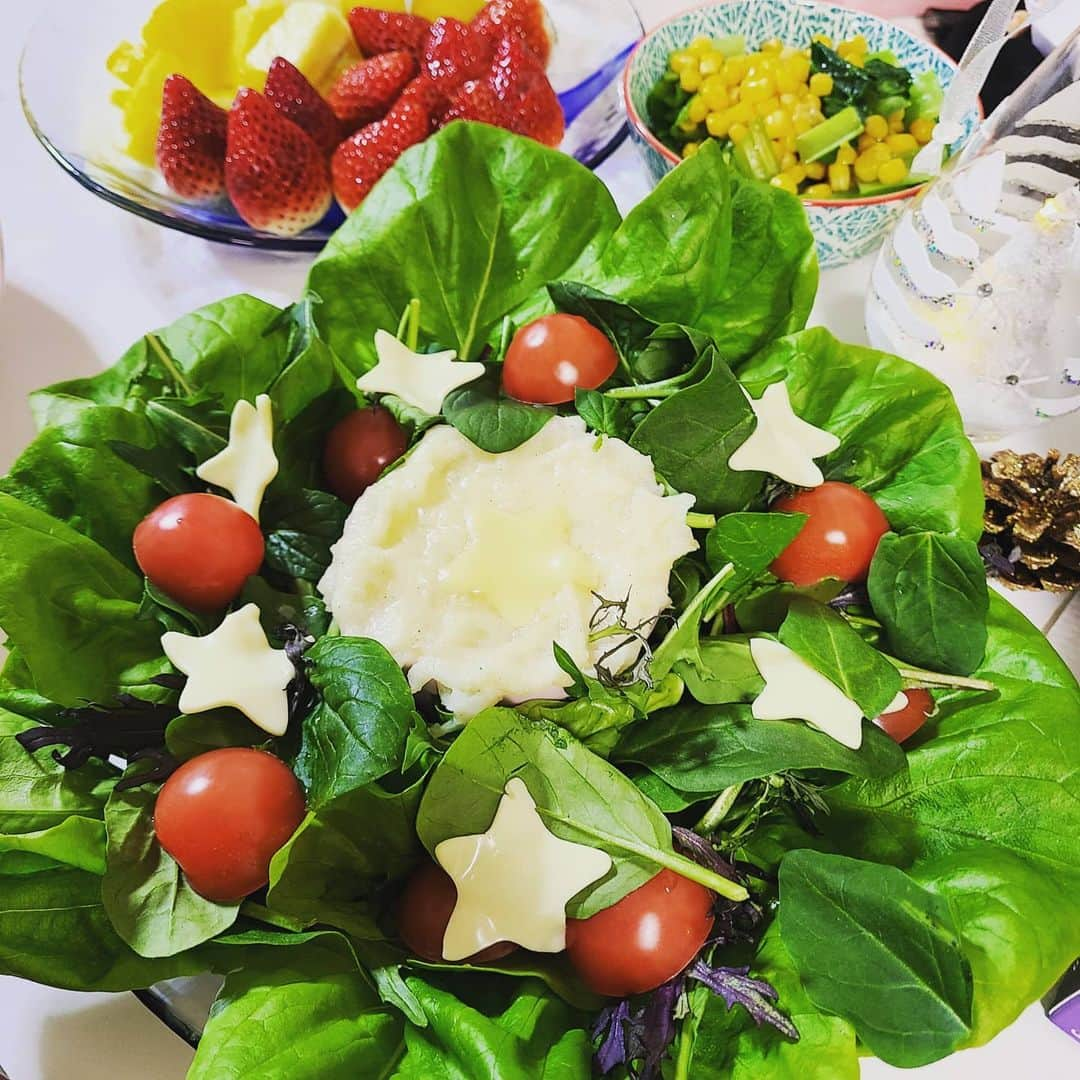 三宅裕子さんのインスタグラム写真 - (三宅裕子Instagram)「#おうちクリスマス dinner ♡  今年は娘のリクエストで #ミスターチキン の #ヤンニョムチキン  にしました。 甘辛くてすごーく美味しいの😊  娘と一緒につくりました🍳 ↓↓↓ ❁ビーフシチュー ❁リース風サラダ➕マッシュポテト ❁オニオンスープ ❁温野菜サラダ ❁フルーツ🍓🍍  #クリスマスケーキ は #ポケモンコラボ の #サーティワン 🍨 あとは娘がチョコパイをデコしたすみっコぐらしチョコパイも。  サンタさんトナカイには ダッフィー のお菓子にしたよ🎄  あとは #amazonプライムビデオ で映画みたり🥰 とっても楽しいクリスマスでした♡  #christmasdinner #おうちごはん #ある日のごはん #family #ママモデル #小学生ママ」12月26日 21時15分 - yuko_miyake