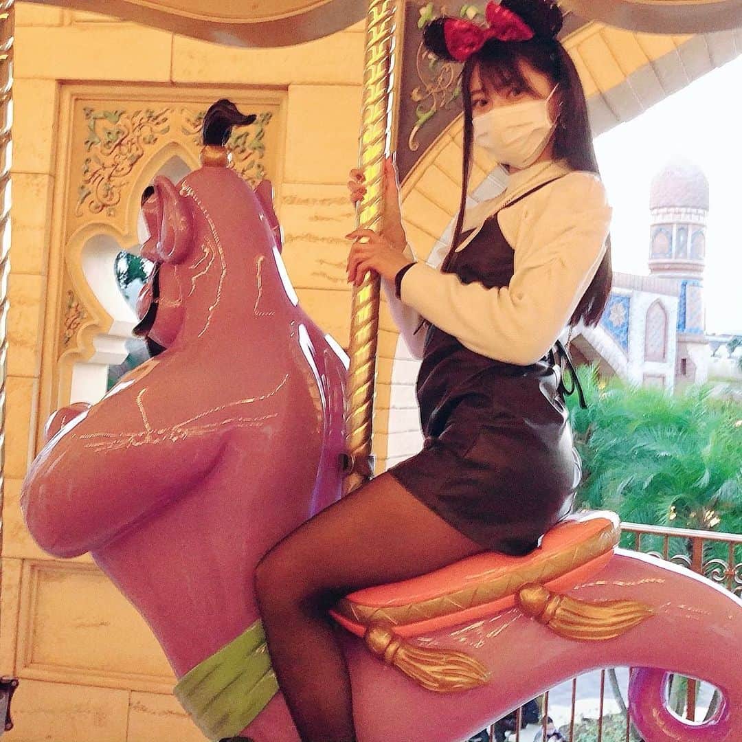 藤田いろはのインスタグラム：「みなさんの理想のデートって何ー？﻿ 普段はコメント返信してないけど、今日はしちゃおうかな🥰﻿ いっぱい聞かせてねー！﻿ ﻿ ﻿ ﻿ ﻿ ‪#藤田いろは#グラビア#gravure #japanesegirl #レースクイーン#tokyo  #l4l #aziangirl  #ビジョビ  #뷰티스타그램 #cosplay #黒髪ロング#ディズニーデート #소통해요#셀스타그램#モデル #model #그라비아 #日本的 #ディズニーコーデ #東京ディズニーシー #夢がかなう場所 #彼女感 #彼女とデートなうに使っていいよ #コメント返信 #ジーニー #黒タイツ #フェチ #太もも #美脚」