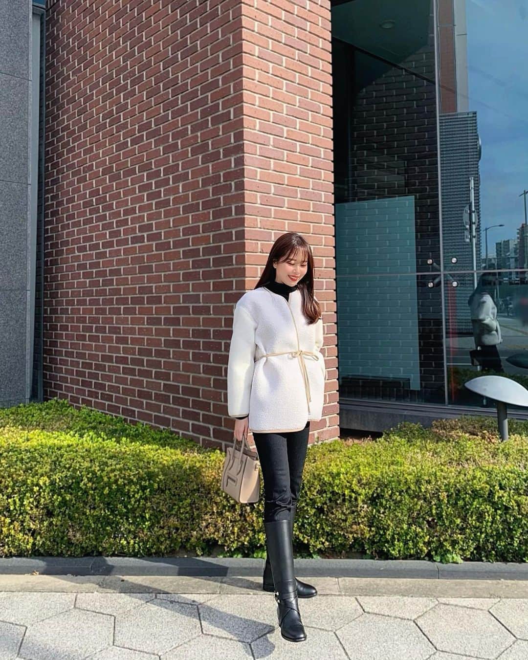ハンナミのインスタグラム：「今朝 すごくさむかったけど boa coatのおかけで 暖かかった☃️  @eneu.official 年内最終発送は 12/28となります📦 ぜひお早めにcheckしてくださいね ☺️」