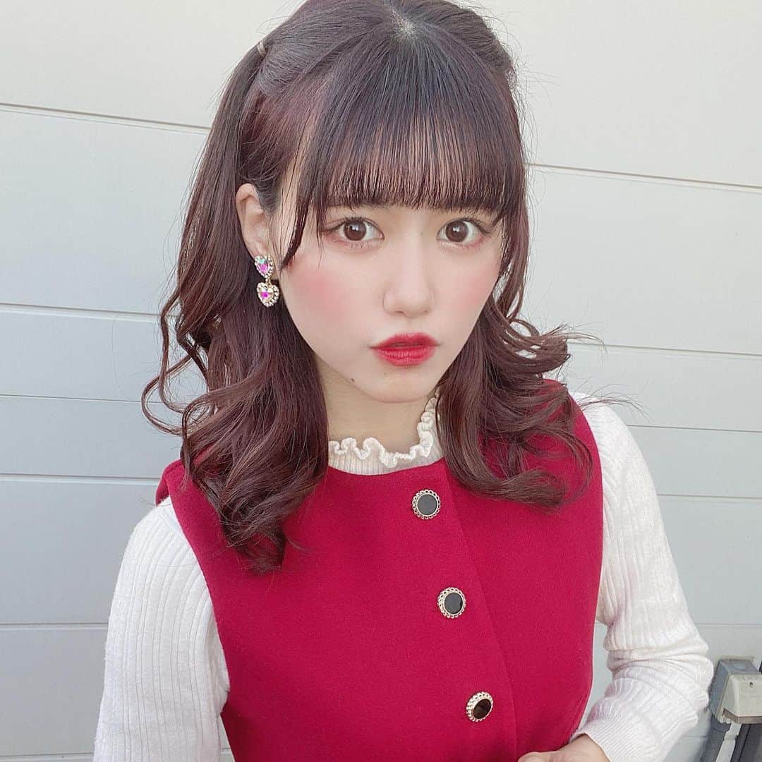 のインスタグラム：「今日は赤ワンピでした🐰♡  #ハーフツイン　#ヘアアレンジ　#イヤリング　#女の子　#メイク　#ワンピース　#冬　#服　#Japanese #アイドル」