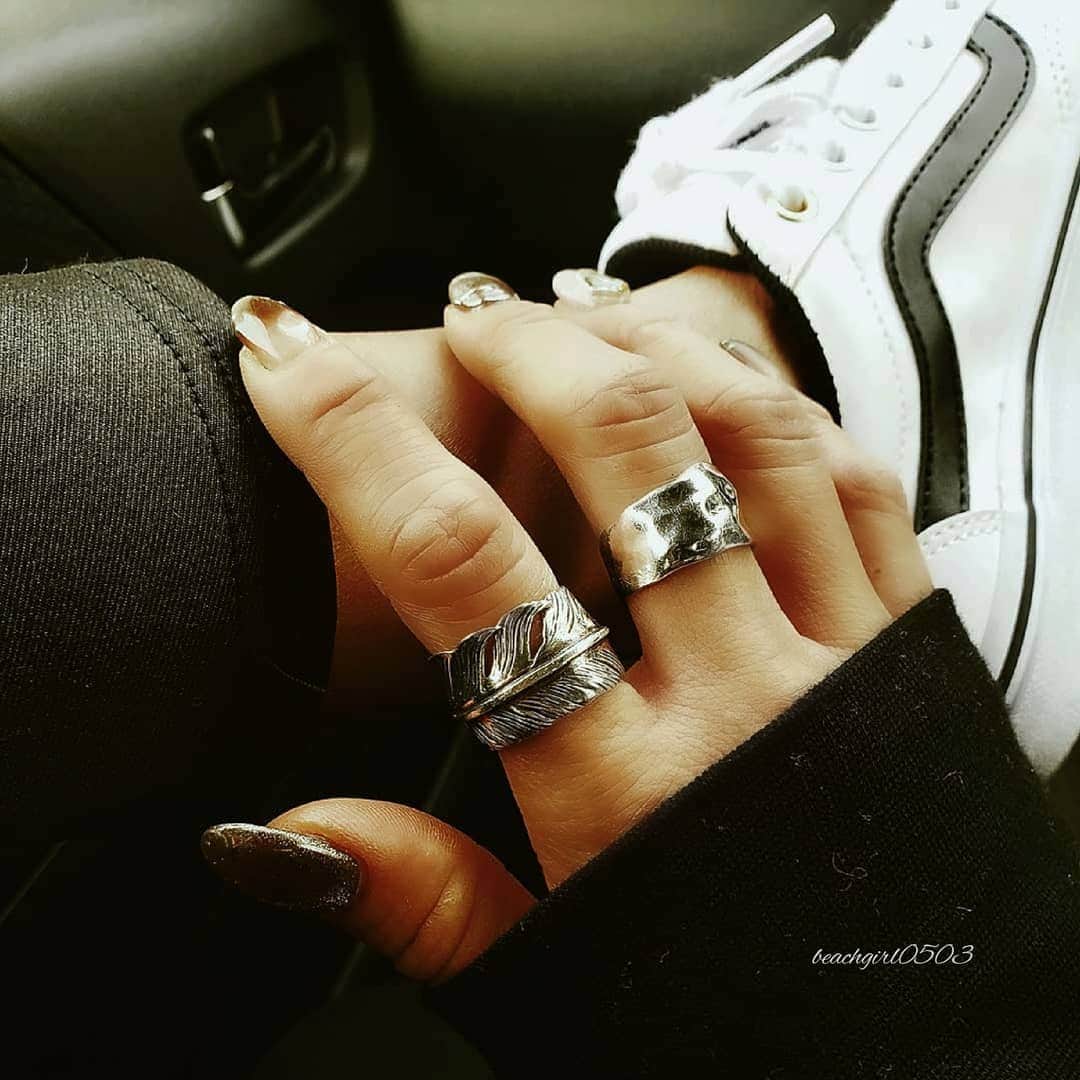 𝑵𝒐𝒓𝒊のインスタグラム：「. . . . 𝐋𝐨𝐯𝐞 𝐢𝐭.....♡ . . . . #accessories #silver #ring #feather #goros #thankyou #favorite #loveit  #fashiongram #fashion #sneaker  #vans #fashionstyle #monotone #手元倶楽部 #足元倶楽部 #シルバーアクセサリー  #シルバー #リング #ゴローズ #フェザー #お気に入り #ファッション #カジュアル #大人カジュアル  #モノトーン #スニーカー #スニーカー女子 #プレゼント #ありがとう」