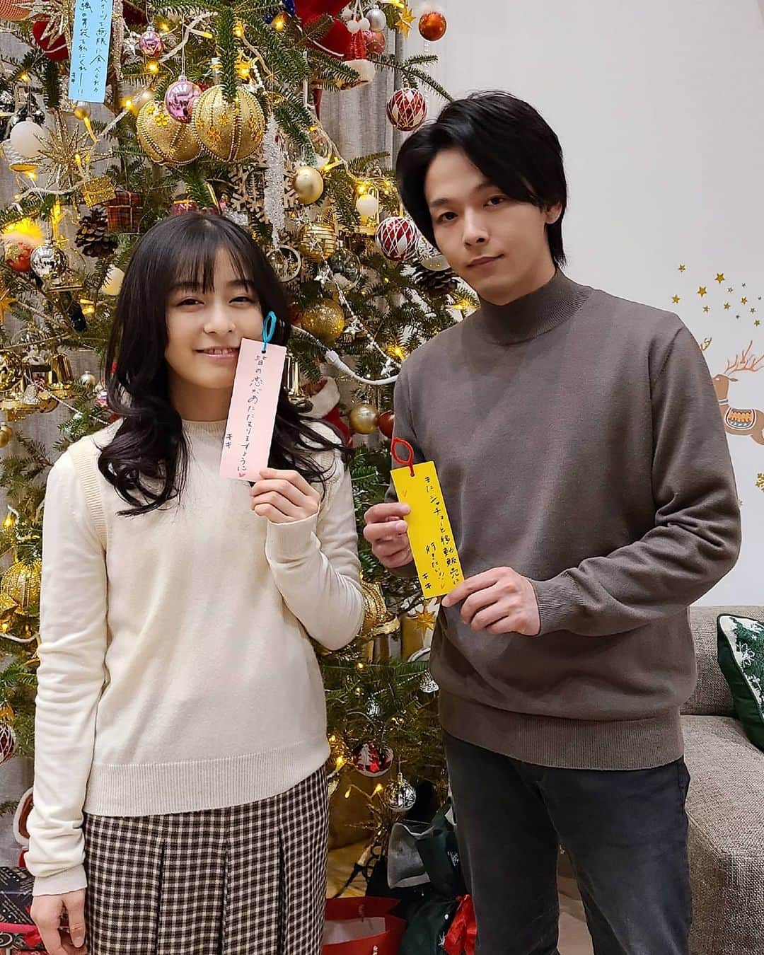 【公式】TBS火曜ドラマ「この恋あたためますか」のインスタグラム：「🎄 #恋あた メモリーズ🎄ロス中の皆様へ。追あたしましょうね!!🏃🏻‍♀️💨TVerとParaviで配信中ですよ!  #森七菜 #中村倫也 #シャチョキキ #この恋あたためますか #皆さんもサンタさんにお願いしましたか #きっと叶いますよ」