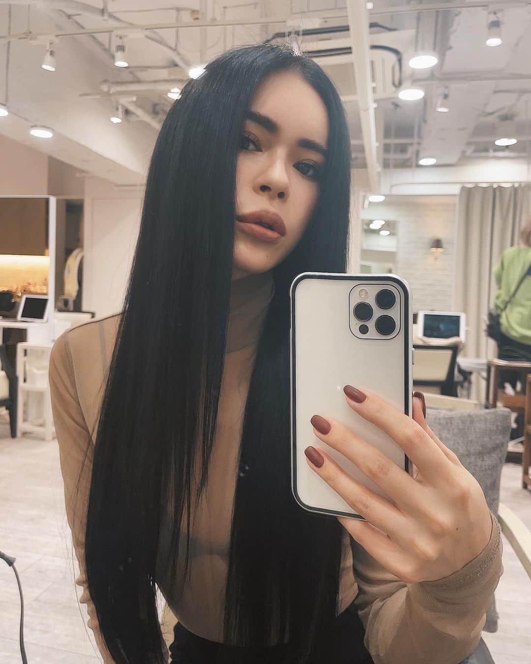 藤川ありすのインスタグラム：「__ New hairは濃いアッシュで 懐かしの黒神ロングに戻しました♡ やはり私は黒髪ロングがしっくりくる☺️ 髪質改善トリートメントもしてもらって つるつるの黒髪になりました。 光に当たると透き通った感じに見えるのもとても綺麗🥺  ネイルは @yoshinonail0826   @allyshairaoyama  @allyssuke1216  @maria_bigami」