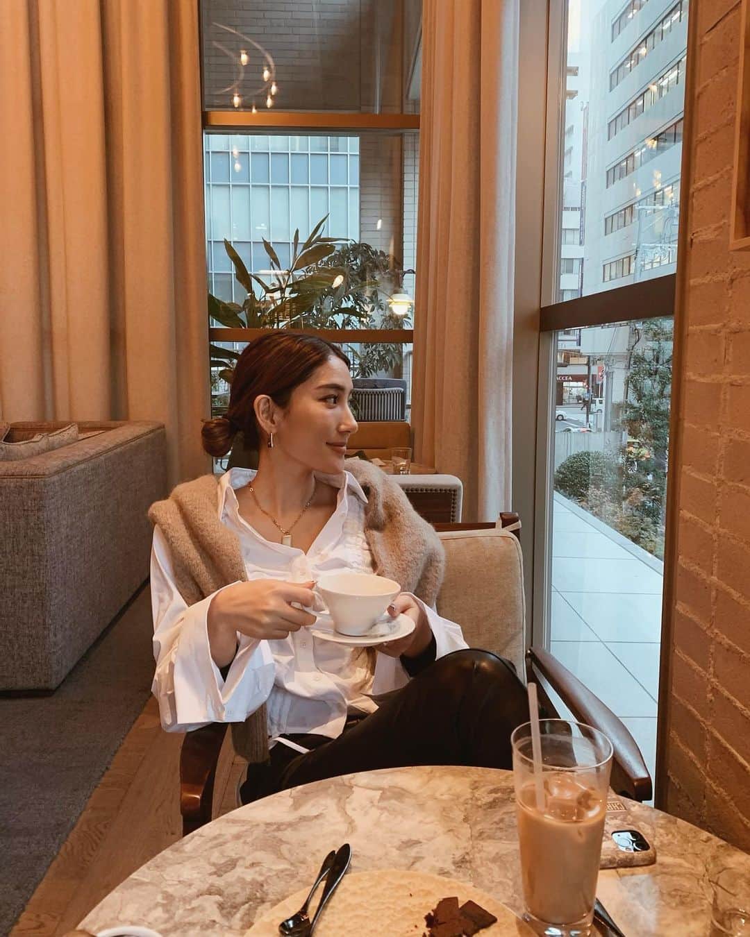 のインスタグラム：「@fwrd ☕️💭  REVOLVEのラグジュアリーサイト 「FWRD」で今日から アフタークリスマスセールが始まったよ〜！☺️🤍  最大70%OFF!✨  期間 : 2020年12月26日〜12月29日  チェックしてみてね🤍🤍  #lookfwrd #pr #ルックフォワード」