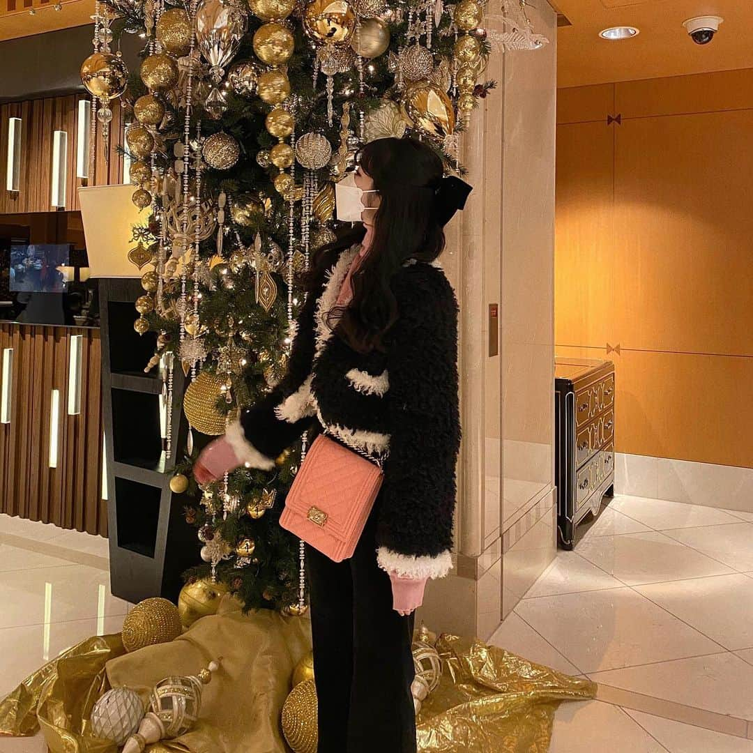 河﨑莉奈さんのインスタグラム写真 - (河﨑莉奈Instagram)「この日のコーデお気に入り🥂🎀  今年もあと少し。 毎年そうだけど、クリスマスが過ぎると、どんな１年だったかな〜と振り返るような気がします☺︎ 2021年は、もっとたくさんのことに挑戦していきたいです。  ２０２０年締めくくりは、 とりあえず年末大掃除します❕🧹」12月26日 21時34分 - rinya5588