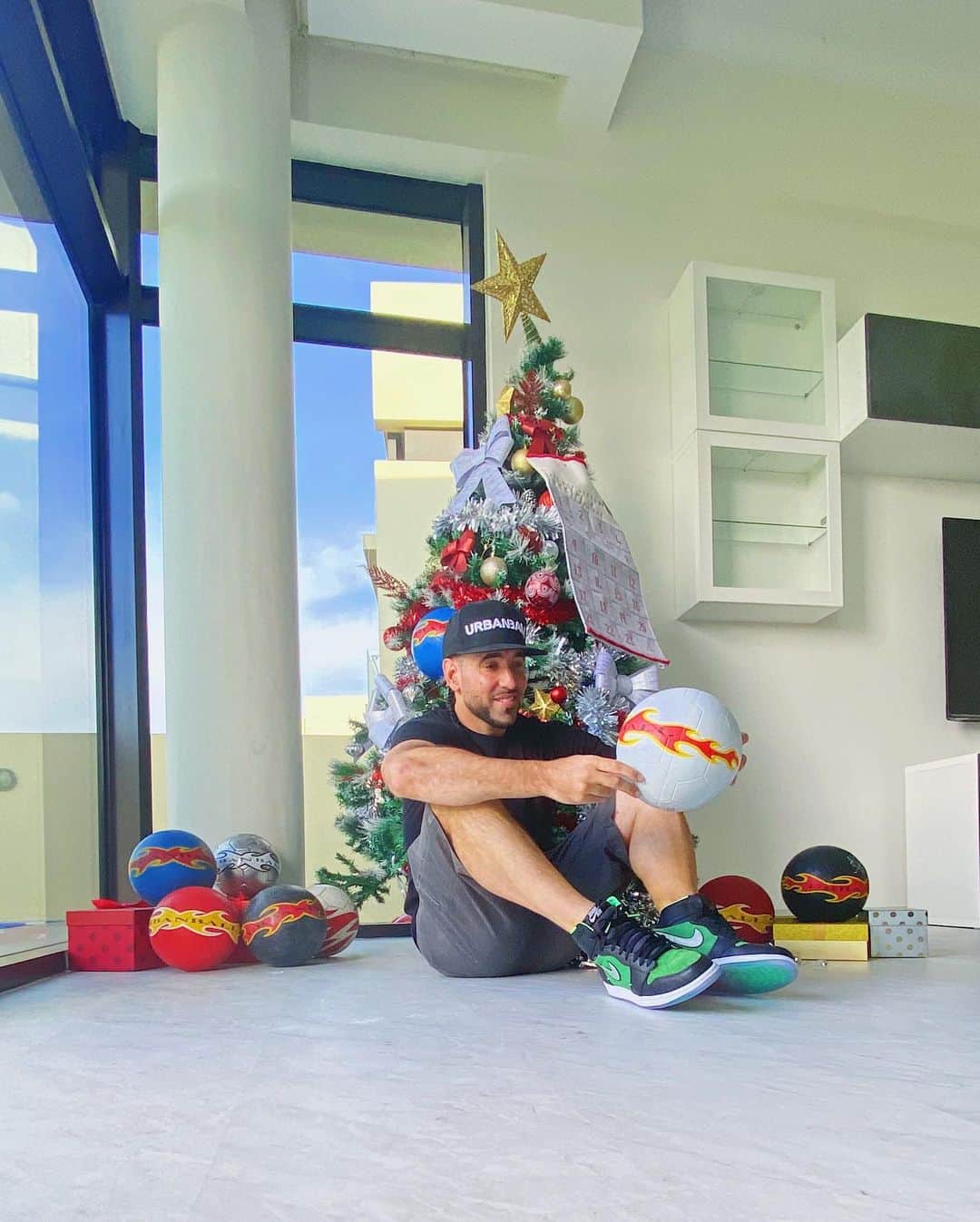 ショーン・ガルニエのインスタグラム：「WHAT DO YOU GOT FOR CHRISTMAS ? For me ➡️ @urbanball  Thanks Santa 😂😂😂 🔹 Thanks to all who order on urbanball.com, I will announce who are the winners and win the call with me tomorrow , you can still order ! 🔹 Tu as eu quoi pour Noël ? 🌲 Moi des @urbanball merci père noel 😂😂  📸 @kevin_carre_coach   #seanfreestyle #seangarnier #urbanball #Urbanballer #santa #christmas #gift」