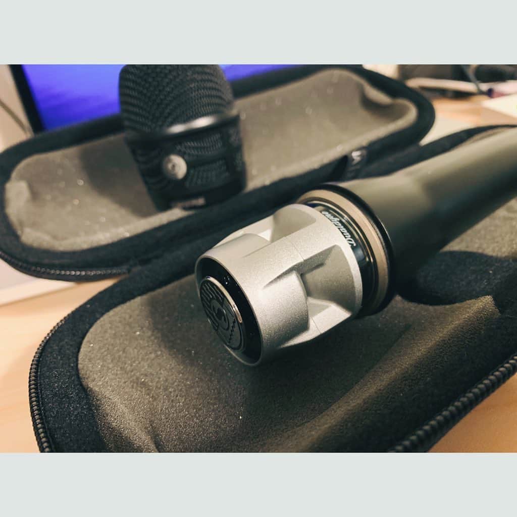のインスタグラム：「相棒。 #shuremicrophones #ksm8」