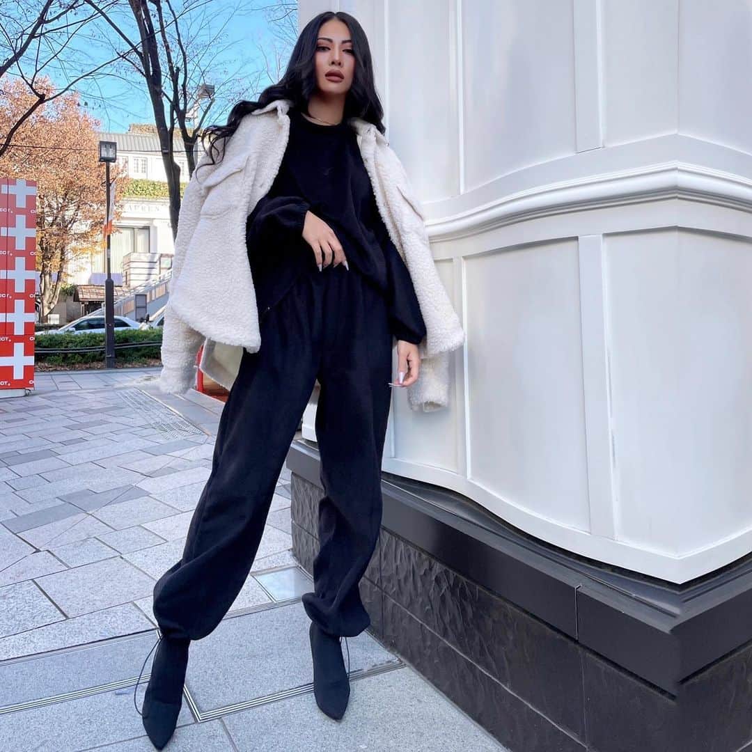 のインスタグラム：「☁️𝗡𝗘𝗪 𝗔𝗥𝗥𝗜𝗩𝗔𝗟𝗦☁️﻿ ボリュームフリースセットアップ﻿ ﻿ 残り時間僅かっ❕❕❕﻿ 3日間限定10%OFF﻿ ~12/27(Sun)11:59end.﻿ ﻿ 肌触りの良いフリース素材を使用した﻿ おうち時間にぴったりな🏠ITEM✔︎﻿ ﻿ しっかりと肉感がありながら軽く、﻿ 一枚で防寒もできる暖かいフリース素材を使用。﻿ 裏起毛になっているので、肌触りも◎﻿ ﻿ 伸縮性があり、タウンユースはもちろん、﻿ ルームウェアとしても最適なアイテム。﻿ ﻿ 背中とポケットからちらっと見える﻿ ブランドネームがポイントです🖤🖤🖤﻿ ﻿ #newarrivals#newin#new#setup#anelatokyo﻿ #セットアップ#フリース」