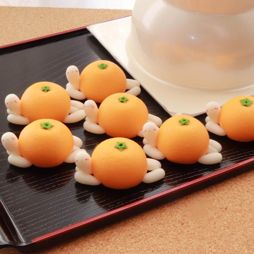 ちびあかぽんのインスタグラム：「空飛ぶカメみかん🍊  こんにちは♪ちびあかぽんです。 お正月飾りに練り切り風のカメみかんを作ってみました🐢 鏡餅に乗せると…  まるで飛んでるみたい🐢✨  10個だけご用意出来ました👏  12/27 お昼の12時からminneにて 販売開始いたします🍊 日が迫っておりますのでご注文後マッハでお届けする勢いで発送を心がけます💨  #樹脂粘土 #和菓子 #ハンドメイド #フェイクスイーツ #ハンドメイド #minne #minneで販売予定 #お正月飾り #正月飾り #亀 #カメ #みかん #🍊 #練り切り #ちびあかぽん #chibiakapon #鏡餅 #鏡餅飾り #粘土細工」