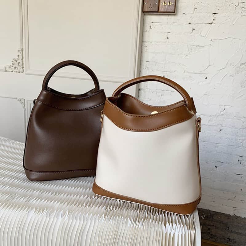 のインスタグラム：「. New item ●レザー調 2wayバッグ ￥ 4,949 No:55424466 .  落ち着きのあるカラーデザインが 魅力のバッグ ．  その日の気分で お持ち替えいただける 2way仕様です ．   定番カラーの ブラックとダークブラウンは シンプルなワントーンで どんなコーデにも合わせやすくなっています . ◎  ブラウンとアイボリーはおしゃれな配色デザインになっていて  コーデのワンポイントやコーデにこなれ感をプラスしたいときにおすすめです 💭  ． ．  #shopnikoniko  #ショップにこにこ」