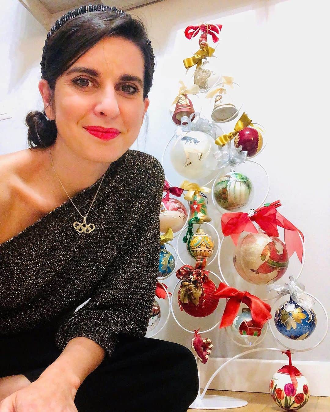 ヴァレンティーナ・マルケイのインスタグラム：「Se chiudo gli occhi sono nei posti da cui proviene ognuna di quelle palline del mio albero di Natale 🎄🎁 Ogni decorazione ha una storia legata ad una città in cui ho vissuto, visitato o incontrato persone speciali🤗  In fondo Casa è dove si trova il cuore e il mio cuore è in mille posti in questo momento♥️ E non mi sono sentita neanche un attimo... sola💙 #lamagiadelNatale #ilprimoacasanuova 🏡   Ma ora il vero dilemma è: Siete Team panettone o team pandoro?🤔 #auguri #santostefano #Natale2020 #homealoneitalianedition」