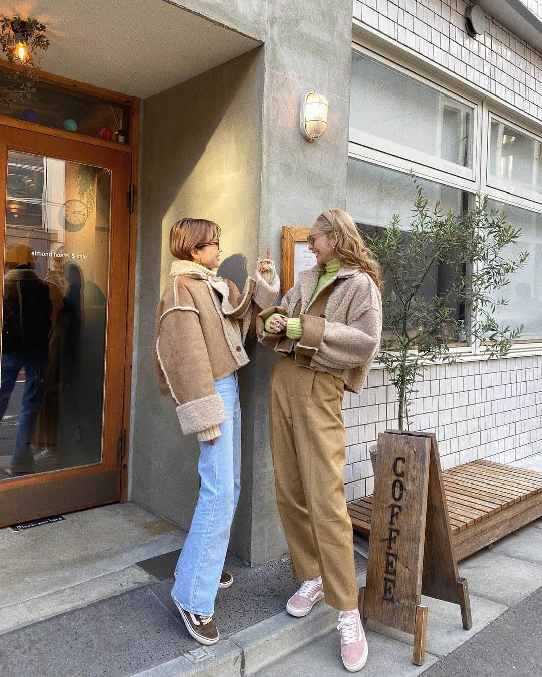 岩渕加恵さんのインスタグラム写真 - (岩渕加恵Instagram)「🧡 t w i n s 🥑 今日は〜 よるみはんと〜 おそろアウターどぇ〜す☺️✌️☺️  みんな大好き @nokcha.official のや〜つ💗💭笑  ふたりは自称 " ナチュ " （ナチュラル）担当🧑🏻‍🦲👨🏻‍🦲 と言わんばかりのベージュっぷり〜📔笑  めっちゃmoko moko outer可愛いね〜💗💗💗  #今年お世話になったカレー納め🥑 #冬コーデ #おそろコーデ #ベージュコーデ #くしゃ顔同盟」12月26日 21時55分 - kae0113