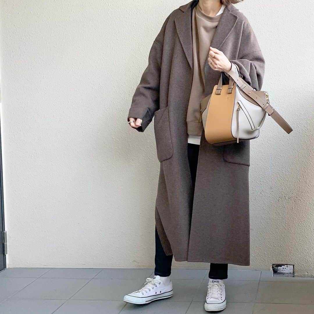 sayasu__のインスタグラム：「・ 2020.12.26 ・ 私にも🎅がきたよ♡ 念願のloeweのハンモックバッグ👜 ・ 大事に大事に使いますぅ🥺❤️ ・ ・ #loewe#ロエベ#ハンモックバッグ#ハンモック #uniqlo#ユニクロ#ウルトラストレッチジーンズ#ヒートテックコットンクルーネックt  #zara#ザラ#converse#コンバース ・ ・ アイテム詳細はトップページのPARTEから飛べます✨ ・」