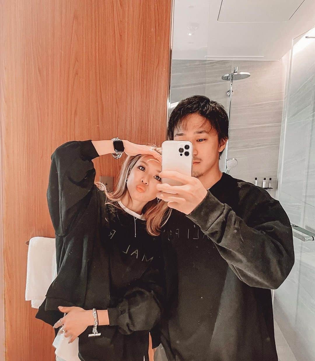 ✷kana✷のインスタグラム：「@_maliraj_  連続ですみません🙇‍♀️🙇‍♀️🙇‍♀️ . . @kiyoko1207 から、、 まさかmen'sバージョンまで🎁 嬉しくてたまらん！！！そして申し訳ない🥺thx♡ 横の人こーゆの撮り慣れないのですごい 苦労しましたという1枚📸🤦🏾‍♂️笑 . #maliraj #coordinate」