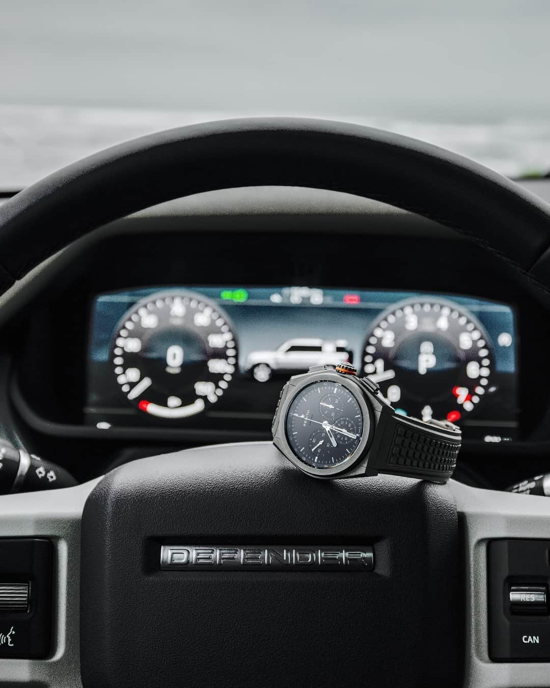 のインスタグラム：「#Defy21: Robustness and endurance without sacrificing style and ergonomics. This is the approach shared between the Land Rover Defender and DEFY El Primero 21.」