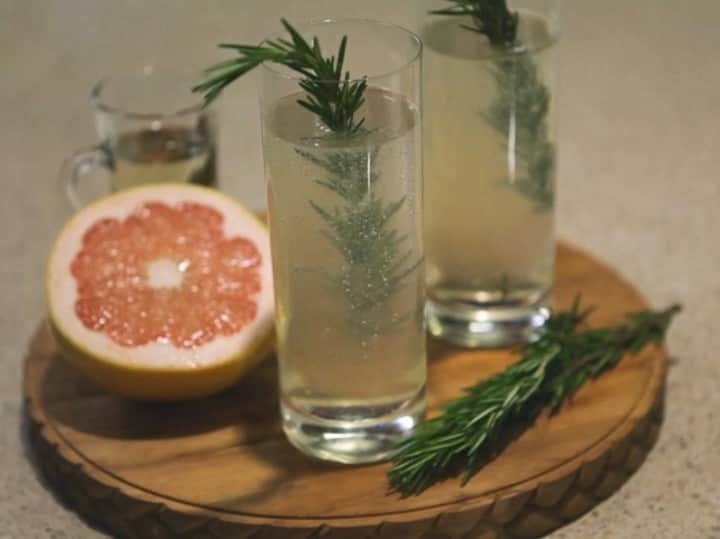 HGTVさんのインスタグラム写真 - (HGTVInstagram)「Champagne makes everything better. 🥂 Add a new champagne cocktail like this Rosemary Champagne Fix into your at-home brunch rotation. 🍾 We have 16 easy champagne cocktail recipes for you—perfect for that week in between Christmas and New Year's when a brunch could break at out any moment. 🍳⁠ ⁠ Find the recipes when you visit the link in our bio (and then click on this image). 🔝 🎉⁠ ⁠ #HowToHoliday #brunchcocktails #champagnecocktails #newyearcocktails」12月26日 22時01分 - hgtv