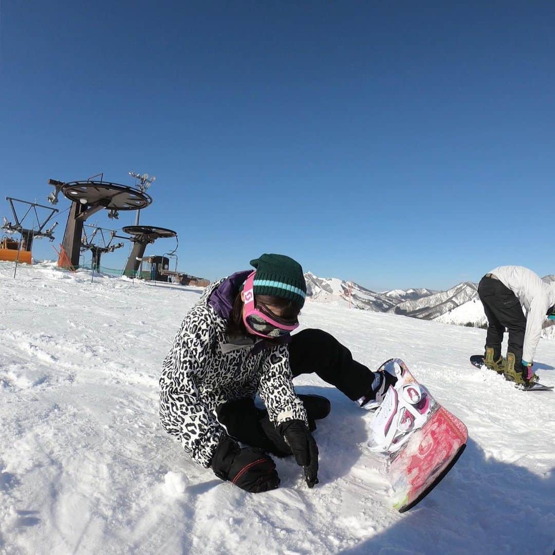宮川里奈のインスタグラム：「この間スノボ行ってきました🏂 冬の楽しみの１つ！！ 次はいつ行けるかな〜 ・ ・ ・ ・ #スノボ  #🏂 #湯沢」