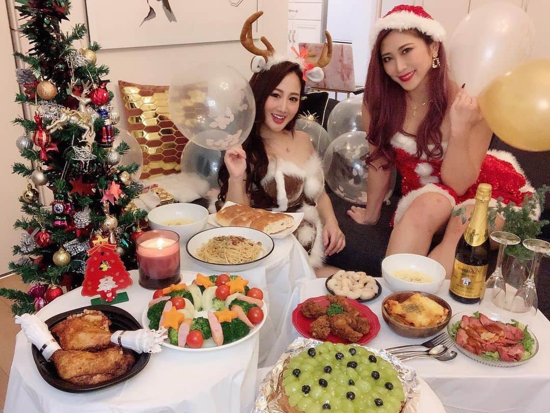 Kumiのインスタグラム：「. 美味しいもの食べてる時間が いちばんしあわせ❤️ . . 将来の夢は、 海の近くに 広いお庭のある一軒家建てて 毎週末友達呼んでホームパーティする事です🏠🥂✨ . . 夢叶えるために 頑張らなきゃなぁ〜🤩🔥 . . . #クリスマスパーティー #女子会　#クリスマスディナー　#クリスマス料理　#ホームパーティ　#サンタコス #2020年 #クリスマスツリー　#ホームパーティー料理 #クリスマスパーティー料理 #料理　#パーティー料理 #christmas #サンタコス #dinner #kumiの休日 #kumiの部屋　#手料理」