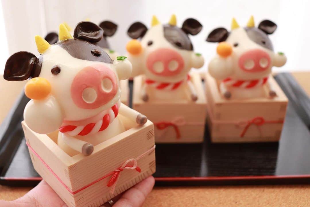 ちびあかぽんのインスタグラム：「チョコ餅風 牛の鏡餅が出来ました👏  こんにちは！ちびあかぽんです。 この私も残りあと僅かですね😌2020年も大変お世話になりました🙇‍♀️✨  皆さんは2020はどんな1年でしたか。  コ○ナの影響もあったせいかある意味1年があっという間に感じた人も少なく無いはず🥲 来年はもっと良い年になるといいなぁ😌  来年の干支は丑。という事で牛の鏡餅を作ってみました。  空飛ぶカメみかんと同じ12/27 お昼12時からminneにて販売を開始いたします👏 当時は5個ご用意していたのですが完成間際でお蔵入りの子が出てしまったので 4個のご用意になります🙇‍♀️  #お正月飾り #正月飾り #鏡餅 #2020 #2021 #干支 #丑年 #正月 #牛 #🐮 #樹脂粘土 #フェイクスイーツ #フェイクフード #粘土細工 #ハンドメイド #ちびあかぽん #chibiakapon #minne #minneで販売予定」