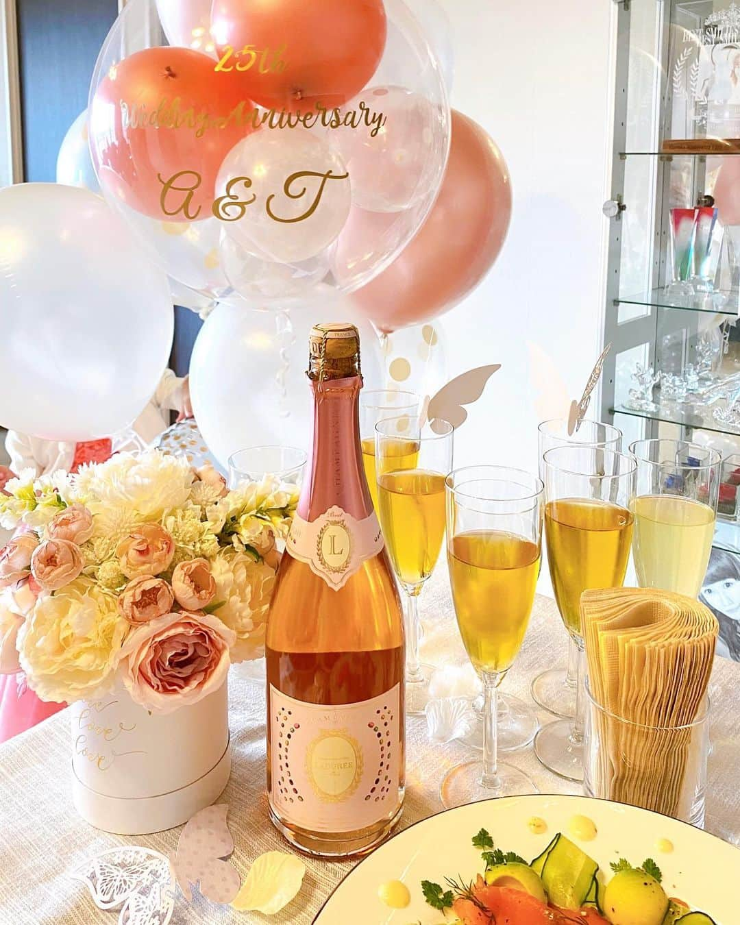 込山榛香さんのインスタグラム写真 - (込山榛香Instagram)「パパとママの結婚25周年🥂﻿ ﻿ ﻿ お姉ちゃんと2人で計画を立てて 銀婚式なのでお家でホームウェディングを👰‍♀️🤵‍♂️﻿ ﻿ ﻿ ウェディングドレスやタキシードを用意して、﻿ ウェディングケーキをオーダーして、﻿ ﻿ 素敵な結婚式を挙げられました💒﻿ ﻿ ﻿ ﻿ 今の私の年には、もう私とお姉ちゃんの﻿ パパとママになってくれたので﻿ ﻿ 同じ位の年齢になって﻿ 両親の凄さを実感します。﻿ ﻿ ﻿ ずっとパパとママとして頑張り続けてくれて﻿ ありがとう👨‍👩‍👧‍👧💗﻿ ﻿ ﻿ ﻿ ようやく少し、親孝行が出来ました🍀」12月26日 22時06分 - komiharu_official