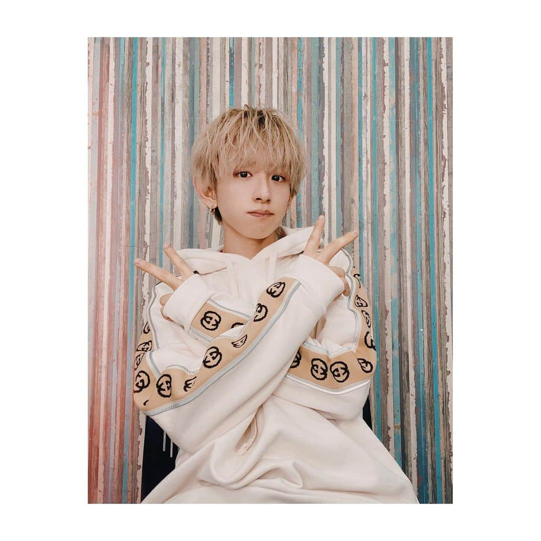 SHOYA【ANFiNY】のインスタグラム：「﻿ ﻿ ﻿ 今日の写真たち！﻿ ﻿ ﻿ 明日も頑張るぞ〜！﻿ ﻿ ﻿ みんなもお疲れさま〜🤴﻿ ﻿ #anfiny #shoya #selfie #selca #f4f #l4likes #fff #asia #japan #japanese #좋아요반사 #일상 #셀카 #셀스타그램 #얼스타그램 #팔로우백 #맞팔해요 #gucci #ミスターパーカージュニア #mrパーカーjr #code」