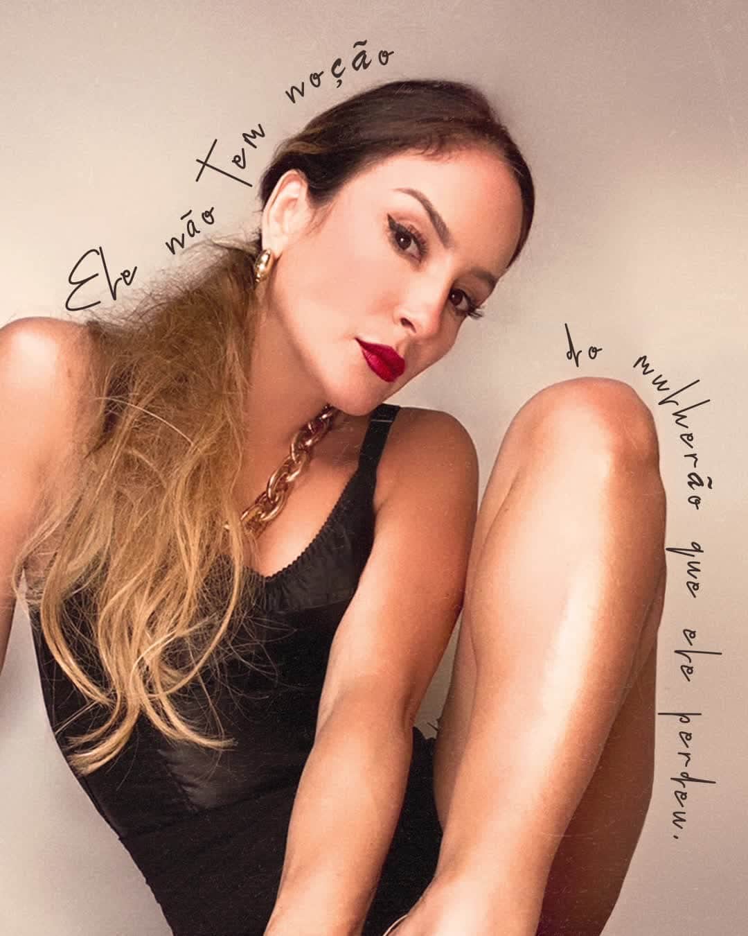 Claudia Leitteのインスタグラム：「#SolASol  𝟢𝟣. 𝑀𝓊𝓁𝒽𝑒𝓇ã𝑜 ⠀ 🌡 Previsão: Sol intenso, dia sem nuvens e muito calor. ☀ ⠀ Música para levantar, sentir o sol bater no rosto e pegar aquela marquinha, porque quando puder ir pra balada ela quer deixar geral babando por esse MULHERÃO. O ex? Nem sabe, tá bloqueado...」