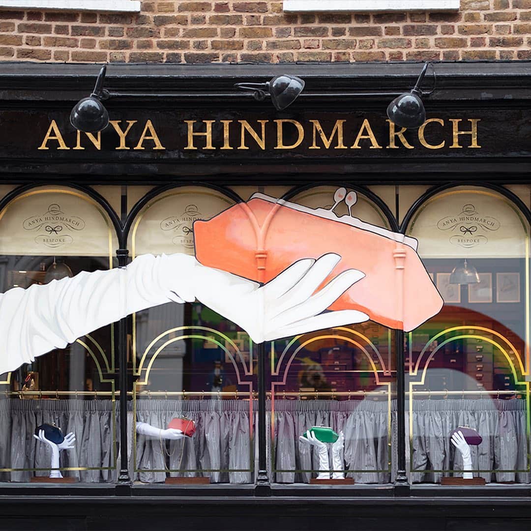 アニヤハインドマーチさんのインスタグラム写真 - (アニヤハインドマーチInstagram)「A round up of our favourite store windows in London this year. 🇬🇧 #AnyaHindmarch」12月26日 22時20分 - anyahindmarch