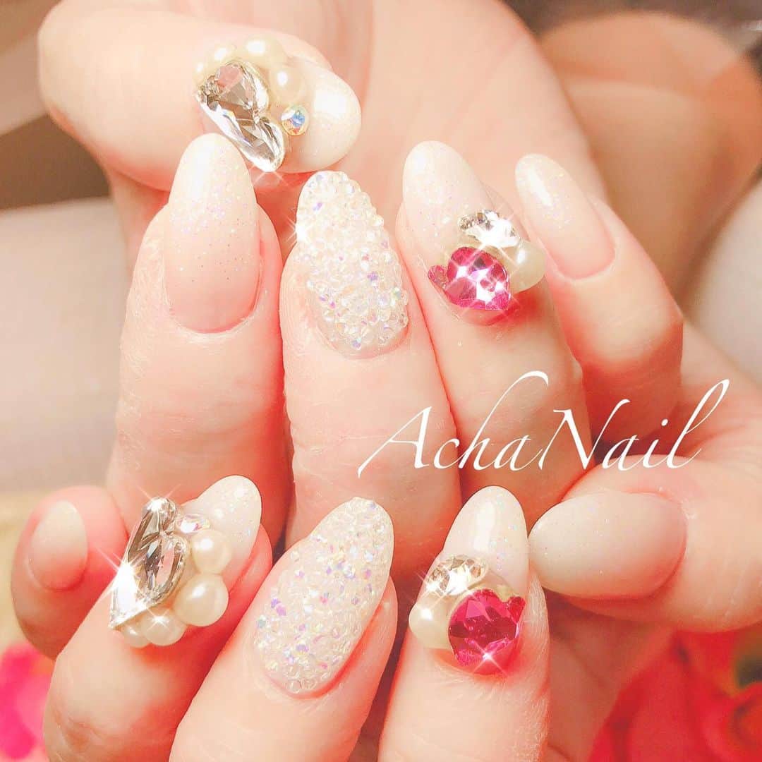 AchaNailのインスタグラム：「ハートビジューネイル💖﻿ ﻿ https://ameblo.jp/acha-nail/entry-12646371081.html﻿ ﻿ #ネイル #ジェルネイル #フィルイン #フィルイン導入サロン #南池袋 #池袋 #池袋ネイルサロン #ネイルデザイン #ビジューネイル #ピクシーネイル #ハートスワロフスキー #スワロフスキー #ハートネイル #ホワイトネイル #ゴージャスネイル #3Dネイル #Nails #AchaNail #NailStagram #InstaNails #Nailart #JapaneseNailart #NailDesign #Gelnails #kawaii #네일 #日式美甲 #swarovski #heartnails #Whitenails」