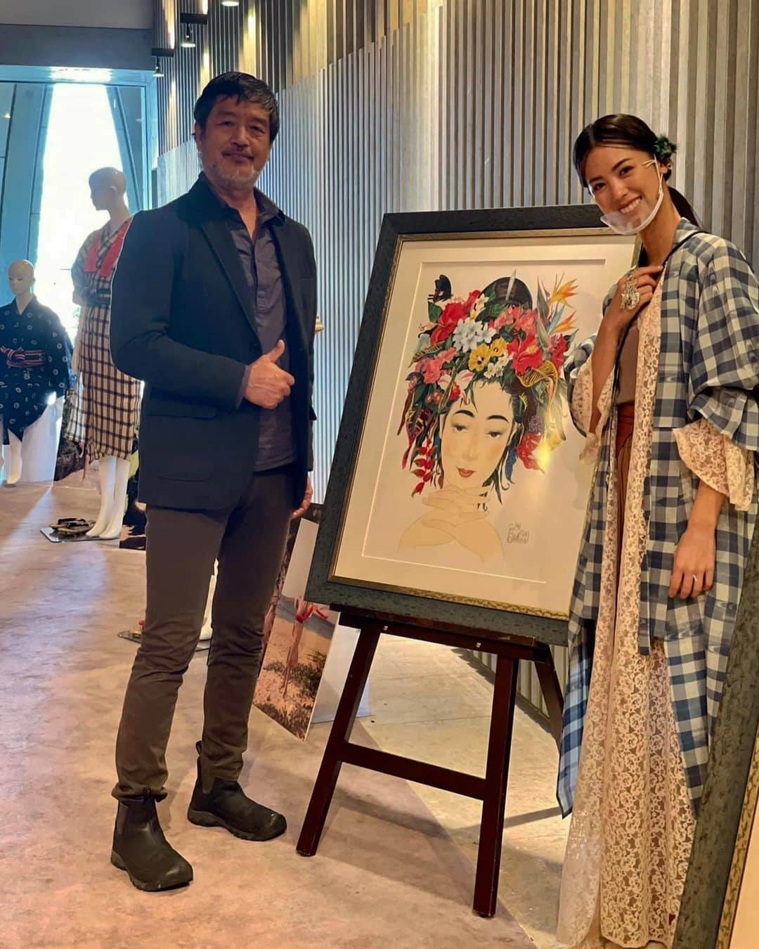 のインスタグラム：「チムガナサ宮城夏鈴写真展 一日目が終わりました🕊  写真は、作品を撮影する所から 今回の写真展示まで 共に駆け抜けた  チムガナサのフォトグラファーであり 展示演出、舞台監督 @nakahodo_choji さんと☺️☺️  国立劇場おきなわ だからこそ感じられる雰囲気がここに出来ました。  普段は、沖縄の伝統である組踊や琉球舞踊の講演が主な劇場で、実際に訪れたことの無い方も多いかと思います。  ぜひ、国立劇場おきなわならではの 雰囲気を味わって頂けたら嬉しいです。  そして明日は2日目にして最終日🥲  明日開場前 10:30ごろ、インスタライブにて 展示会の様子を皆さんにも お届けできたら💕と思っています！  ぜひ、見てくださいね！  今日着た衣装は、 西表島　紅露工房　 石垣昭子さんのスディナ。  それを @alocasia_vintage さんが 素敵にスタイリングしてくれました！  明日は、また違う種類の 昭子さんのスディナで もう1つのスタイリングを提案してくれます🥰  @kanzeiku.matayoshi の 房指輪もシャララ♪と鳴らしながら 会場でお待ちしております！  【チムガナサ宮城夏鈴写真展】 ※いよいよ、明日開催！  12月26日(土) 13:00〜16:00  12月27日(日) 11:00〜16:00  ＠国立劇場おきなわ小劇場内 入場無料  駐車場はイベント主催の 沖縄交響曲では駐車場をオープンにしていません。チムガナサ写真展の時間のみの開放になります。駐車場係に【チムガナサ宮城写真展】とお伝えください。  駐車台数には限りがあるので、 満車になった場合には、 個人での対応をよろしくお願い致します。  なお、車でお越し頂きましたかたには16:00駐車場を退出。とさせて頂きますので、早めのご来場をよろしくお願い致します！  #チムガナサ　#チムガナサ宮城夏鈴写真展」