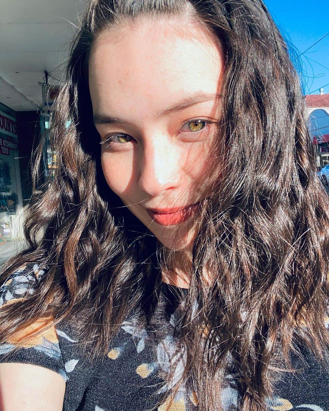 リアンのインスタグラム：「Should I get a perm??🦋」