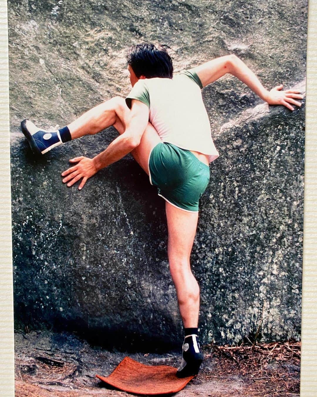 キャロライン・シノのインスタグラム：「Les pépites qu’on retrouve sur des vieux albums photos... Mon père vs L’appuyette 5- Rocher Canon, le réta le plus bizarre du circuit bleu ciel🤪 #vintagerocktourbleau  Swipe right pour la même méthode père fille des années plus tard 🙌🏼」