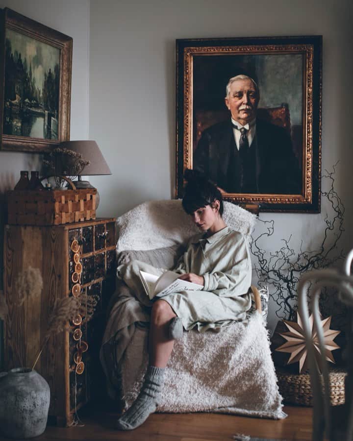 Linda Lomelinoのインスタグラム：「Spending the rest of the day here (or on the couch) 📖 I hope you all have had relaxing days!」