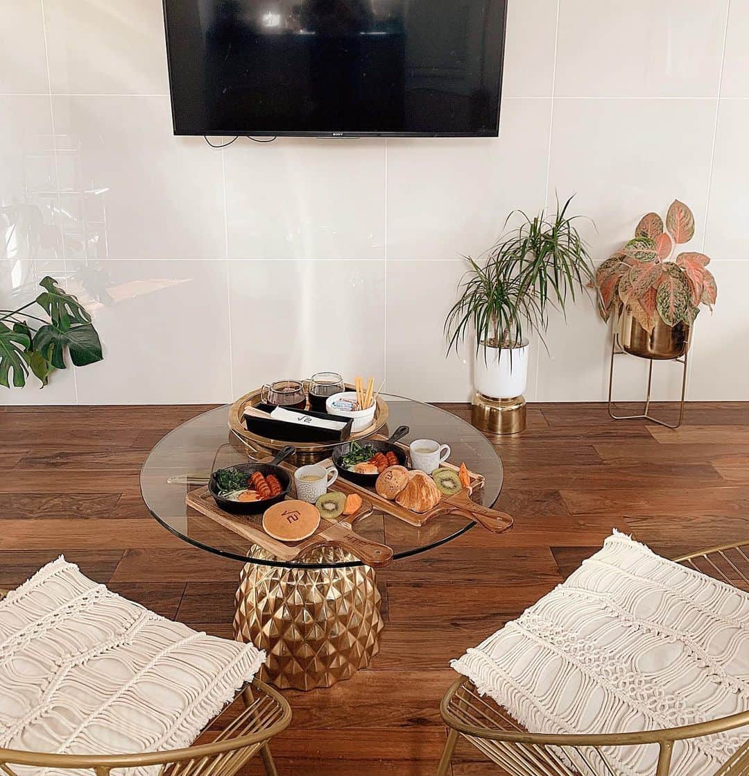 MEGのインスタグラム：「Root2 hotel の朝食🥞🍴 ㅤㅤㅤㅤㅤㅤㅤㅤㅤㅤㅤㅤㅤ 一つひとつに√2が入ってる。 202のお部屋🚪 東京にもできて欲しい・・😌 ㅤㅤㅤㅤㅤㅤ #theroot2hotel #ホテルステイ #京都ホテル #hotel_mg」