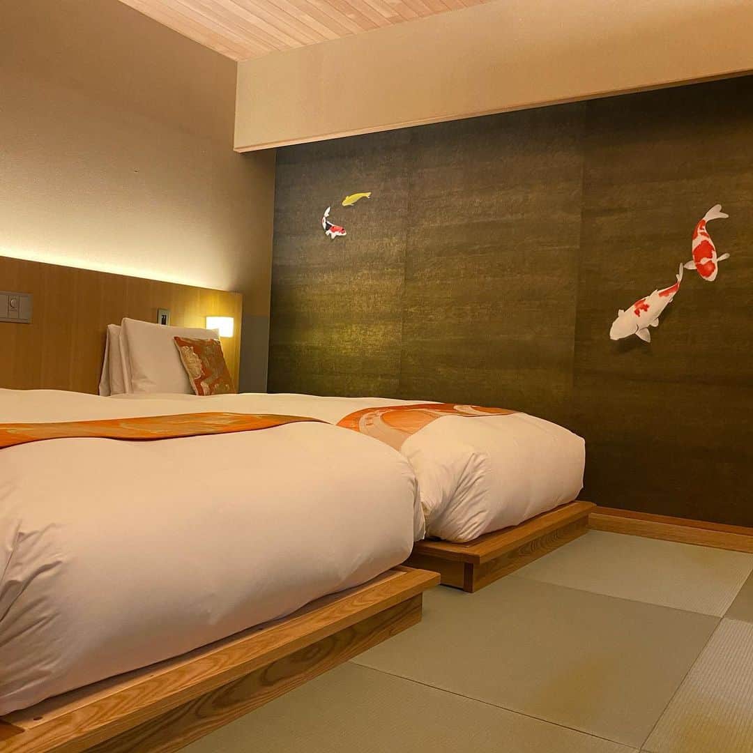 山尾梨奈さんのインスタグラム写真 - (山尾梨奈Instagram)「〻 先日 @bnaaltermuseum さんに 二度目の宿泊をさせていただきました！ 今回は「9:36:01」というお部屋💆🏻‍♂️ アートの中に泊まれる不思議な空間です。. . @bnaaltermuseum さんが他のホテルと ブティックホテル協会を立ち上げられたそうで、 その中の1つ @ethnographyhotel さんにも 宿泊させていただきました🐟🐋 和の雰囲気で高級感もありつつリラックスも出来る 素敵なお部屋でした！畳は良いな〜♡. . ブティックホテル協会の他のホテルも すごく良さそうで気になります🤔 皆さんはどこに泊まってみたいですか？. . . #bnaaltermuseum #nazunahotel #juneihotel #エスノグラフィー #ホテルアルザ京都 #ブティックホテル #ホテル好き #boutiquehotel #boutiquehotelofjapan #京都ホテル #京都観光 #kyoto」12月26日 22時24分 - yamarina_1210