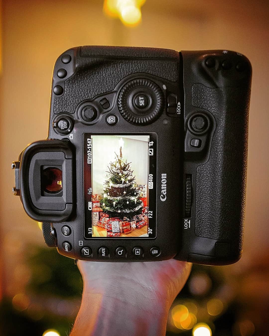 Canon UKさんのインスタグラム写真 - (Canon UKInstagram)「One of the best ways to learn more about the capabilities of your camera is to explore its features. Whether you want to experiment with light, camera angles or shooting modes, creative inspiration can start in the home✨  Share your festive photos with us by tagging @CanonUK and using #LiveForTheStory  📷 by @mygearphoto - #canonuk #mycanon #canon_photography #liveforthestory #canoncamera #myphotography #photogear #canonshooter #mycamerabag #canongear #cameraaddict #dailygear」12月26日 22時30分 - canonuk