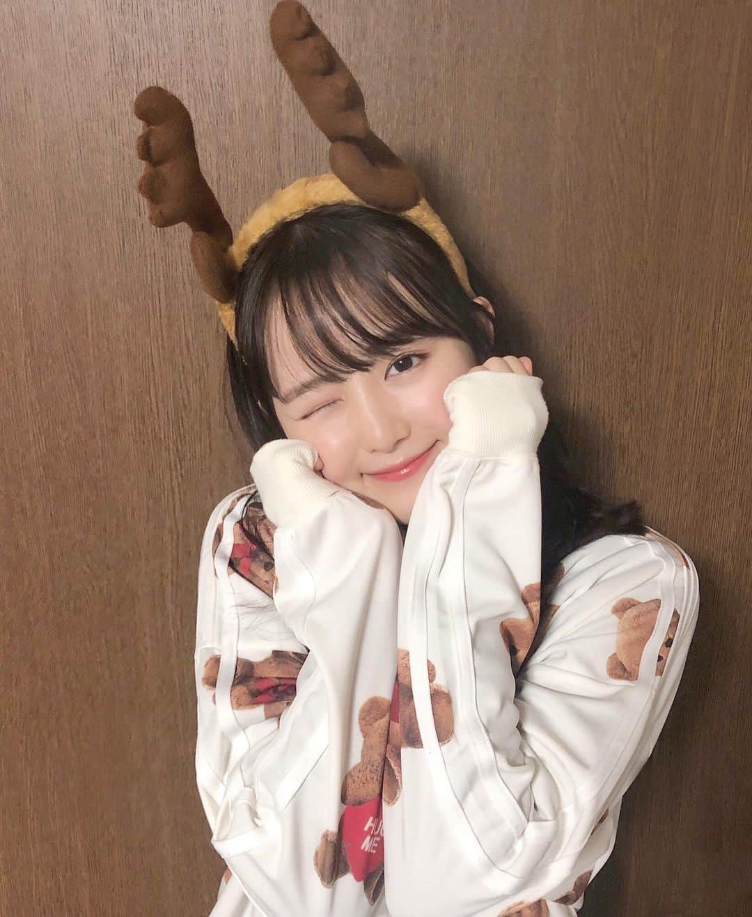 伊藤小春のインスタグラム：「・﻿ 遅刻ですがトナカイです🎁❤️﻿ ﻿ 幼稚園くらいの時に使ったやつを﻿ ひっぱり出して来ました、、笑﻿ ﻿ ﻿ ﻿ 何年ぶりかの？のんびりひきこもりクリスマスでしたが、美味しいごはんやケーキを食べまくれて楽しかったです♡笑」