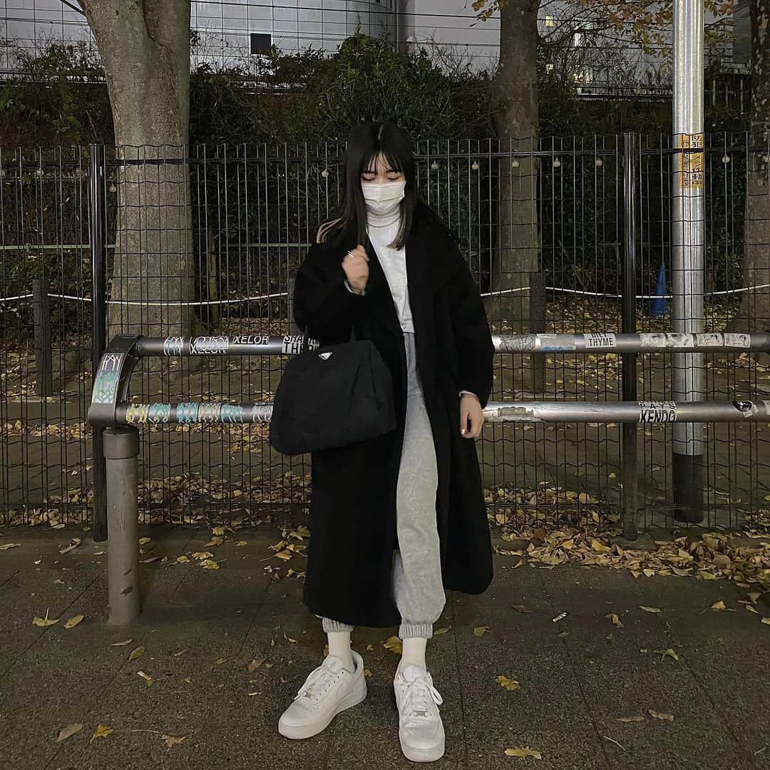河崎みーなのインスタグラム：「👟🖤 . .」