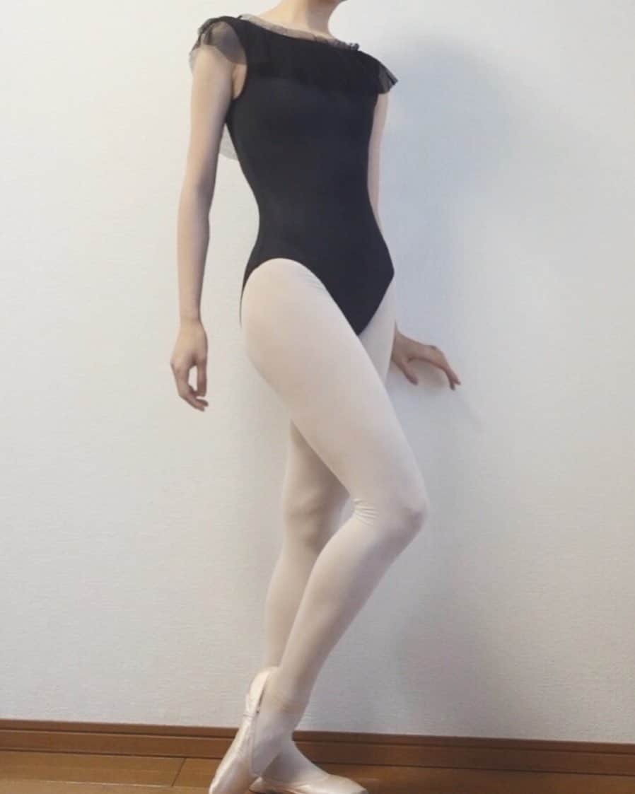 光永百花のインスタグラム：「・  脚が長く見えるカットでお気に入り🙈💕 @toi_dancewear   #バレエ#バレエレオタード#toidancewear#レオタード#leotard#ballet」