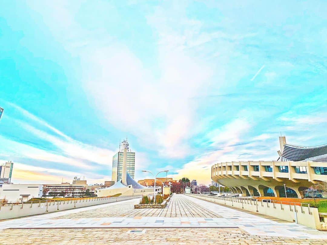 のインスタグラム：「《OhaYOKAN》  今朝の 原宿表参道は曇天なり…☁️  所々 青空は見えていますが  ちょっと どんよりとした朝🌅  朝ラン＆ウォークは快調でした…🏃‍♂️👟  さて  本日の YOKANは  午前中は  気合いを入れて  なかなか終わらない  宿題ノルマ…✏️🎹🎼 （ラストスパート！！！）  午後からは  基本… のんびりしつつ…😇  ToDoリストから何か…🙋‍♀️  そして 断捨離＆大掃除レンジャーも❣️  楽しみながらがんばりまーす✌️  みなさま  笑顔で ステキな1日を…💓  #harajuku #omotesando #原宿 #表参道 #tokyo #japan #morning #朝 #朝ラン #ウォーキング #running #walking #plogging #プロギング #OhaYOKAN #YOKAN散歩 #街角アート #streetart #雲 #雲アート #cloud #cloudart #代々木体育館 #yoyogigymnasium #インスタ映え #instagram #tokyocameraclub #笑顔でステキな1日を💓」